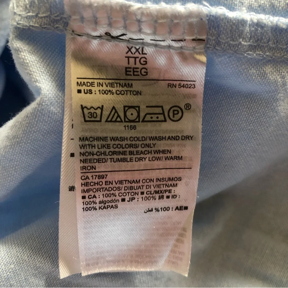 EUC ladies Old Navy light blue classic button down shirt. Size XXL - Picture 4 of 4